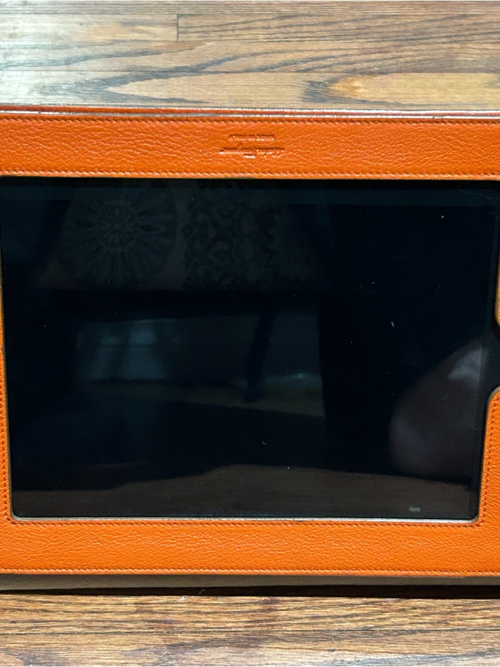 Salvatore Ferragamo Orange Leather iPad case
Serial number KD-22B420 - Picture 9 of 9